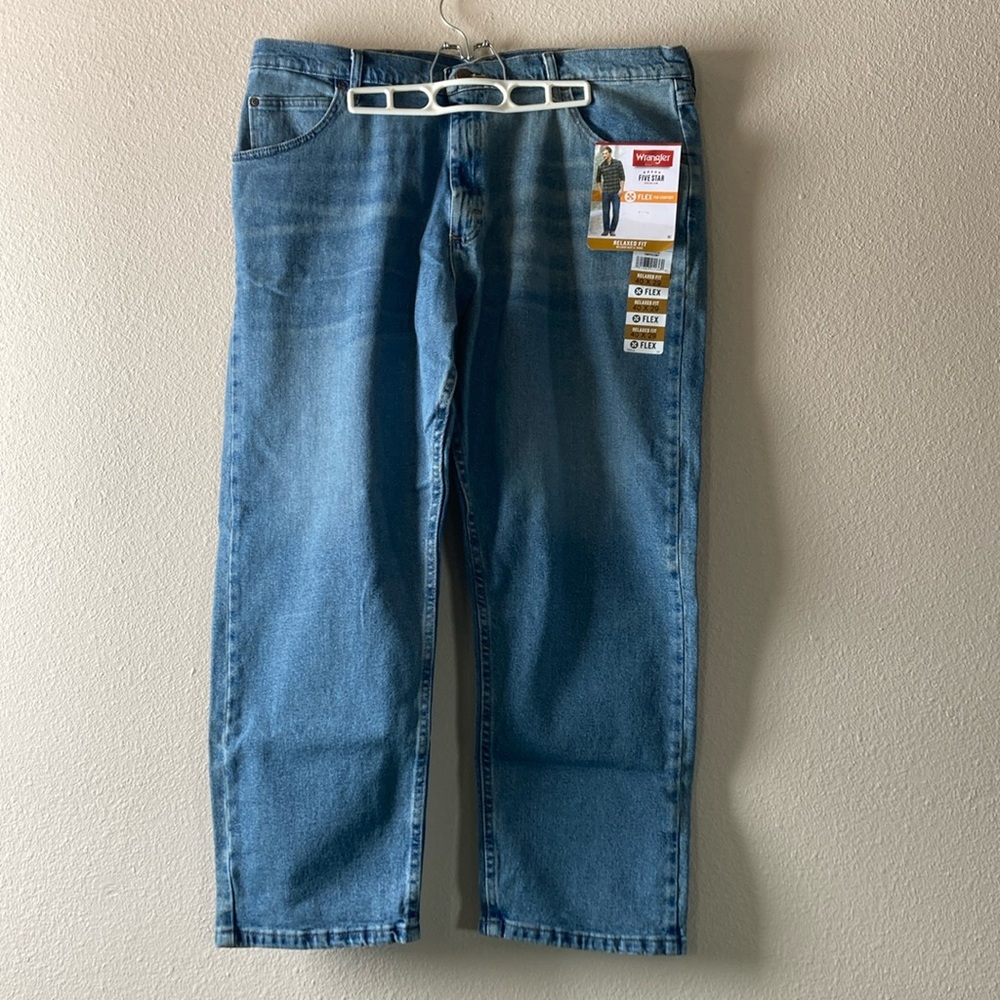 NWT Men’s Wrangler Relaxed Fit Flex for Comfort Bleach Tint 40 x 29 Jeans